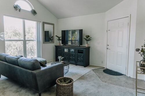 Cozy  apartment with hot tub/pool only minutes from canyons!