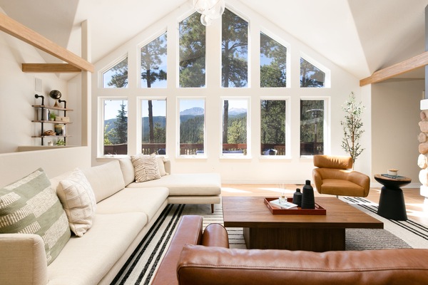 Una Smart TV, una chimenea, un futbolín, libros