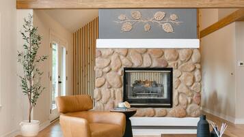 TV connectée, cheminée, baby-foot, livres