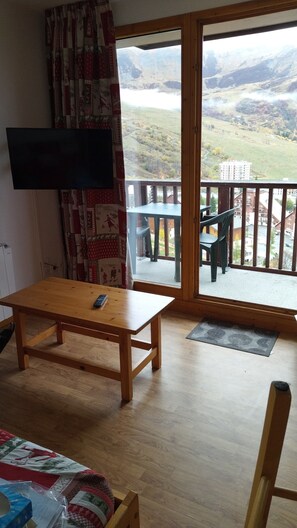 Interior - Bright, unoverlooked T2 of 42m2 facing SOUTH/EAST Living room 16m2, balcony 8m2.  (Saint-François-Longchamp)