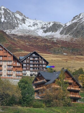 Exterior - Bright, unoverlooked T2 of 42m2 facing SOUTH/EAST Living room 16m2, balcony 8m2.  (Saint-François-Longchamp)