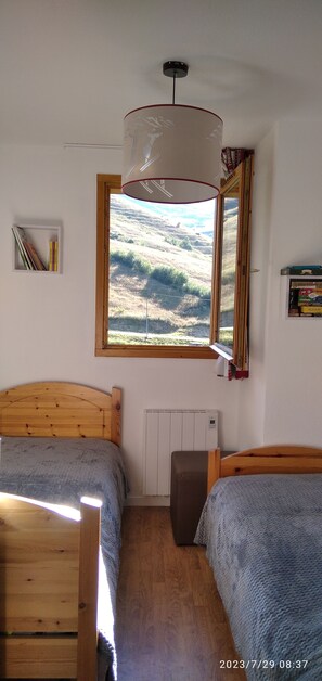 2 bedrooms, travel cot - Bright, unoverlooked T2 of 42m2 facing SOUTH/EAST Living room 16m2, balcony 8m2.  (Saint-François-Longchamp)