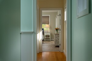 Shire Suite, King Bed, Jetted Tub, Private Bathroom | Rúmföt af bestu gerð, hljóðeinangrun, straujárn/strauborð