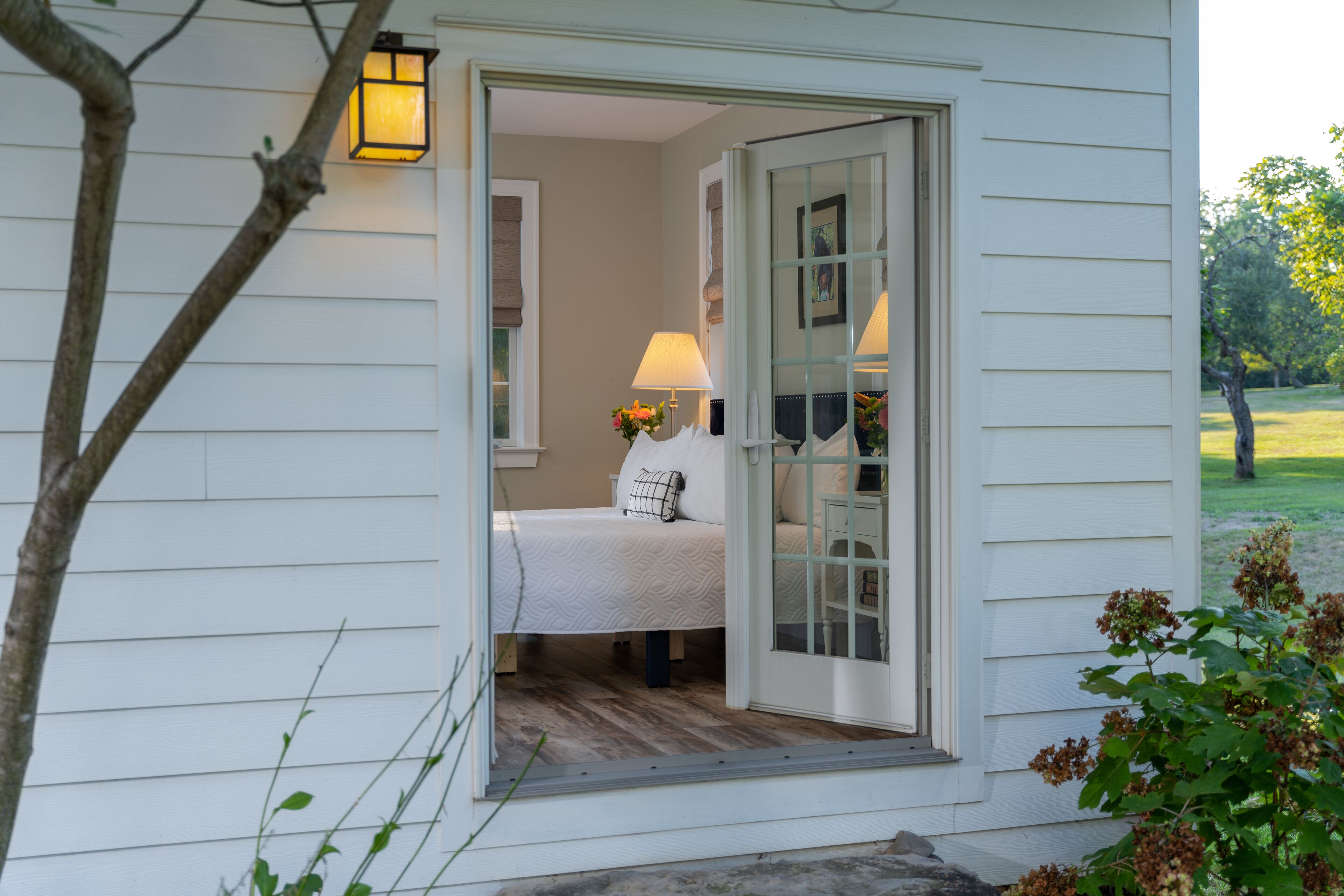 Shire Suite, King Bed, Jetted Tub, Private Bathroom | Premium bedding, individually decorated, individually furnished