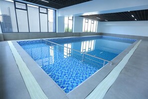 Una piscina techada, una piscina climatizada