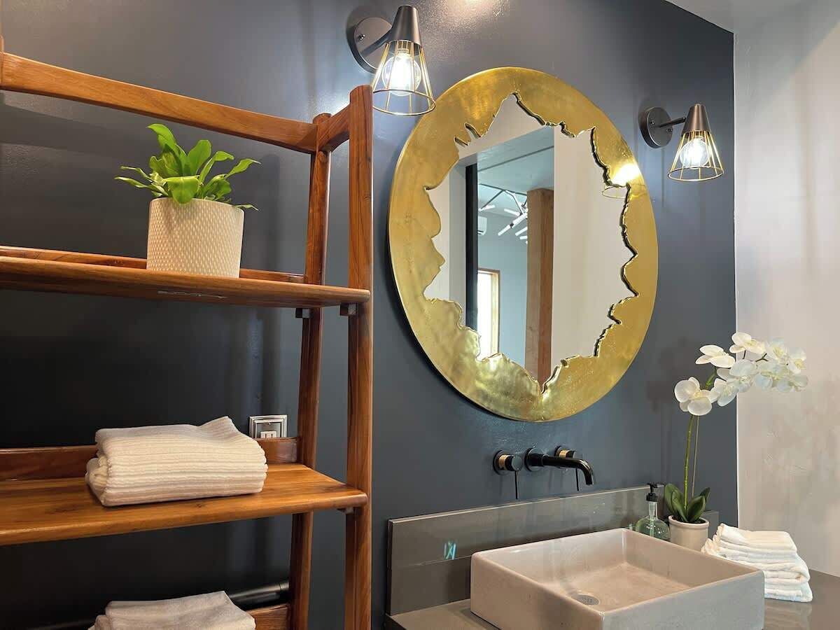 Dusj, hårføner, håndklær og såpe