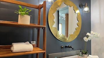 Dusj, hårføner, håndklær og såpe