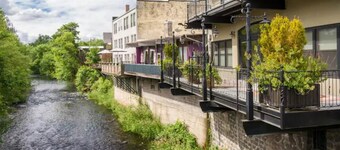 Charming Parkside Bungalow-2 blocks from downtown!