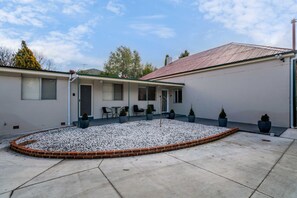 Exterior - One-Bedroom Apartment on Summer | Neat, Near CBD (Orange)