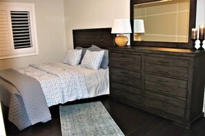 5 bedrooms, desk, WiFi