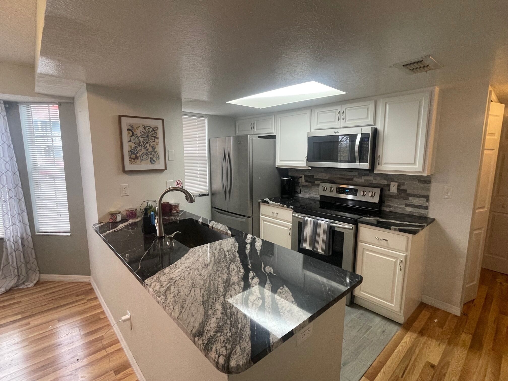 Frigorifero, microonde, piano cottura, lavastoviglie