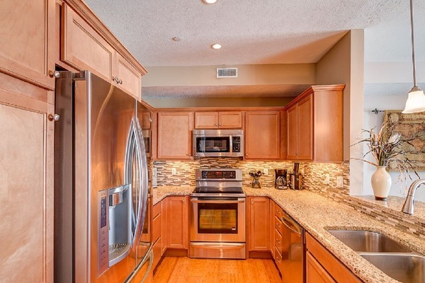 All stainless steel fully equipped kitchen
440-479-4531