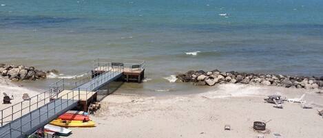 在海滩、沙滩椅
