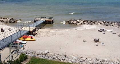 UPGRADED 2BR/2BA LAKEFRONT CONDO 305 Private Beach/ Balcony
Rent 3/4th free-ask!