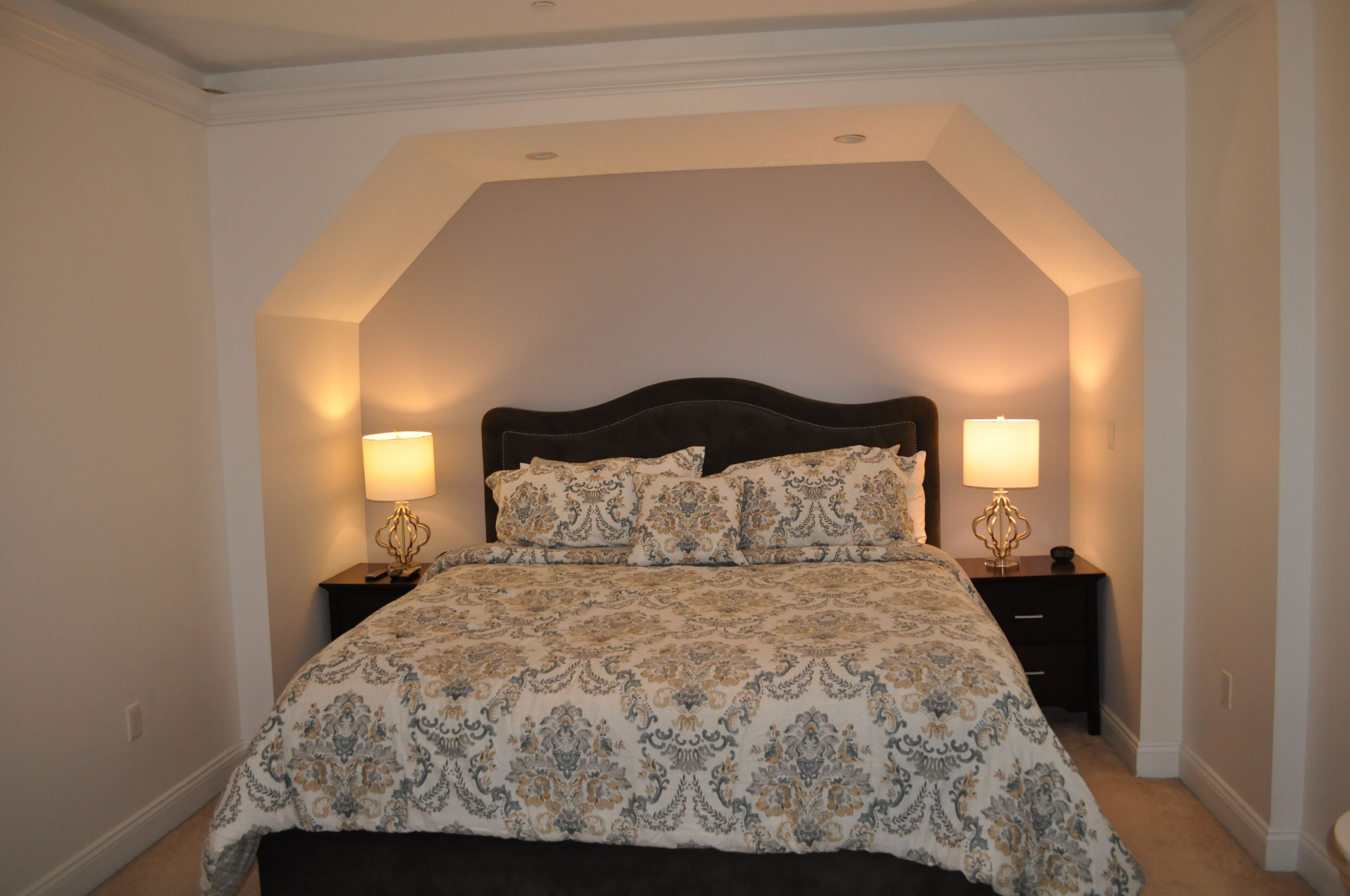 UPGRADED 2BR/2BATH LAKEFRONT CONDO #305-2023 rent 2 get 3rd free--no holidays