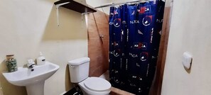 Regadera, toallas, jabón, papel de baño