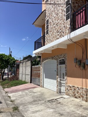 Exterior - hermoso apartamento con cocina, sala y comedor aire acondicionado (San Benito)