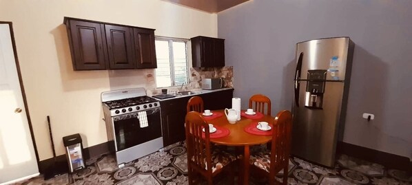 Microondas, horno, parrilla de estufa y cafetera y tetera 
