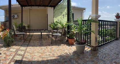 hermoso apartamento con cocina, sala y comedor aire acondicionado