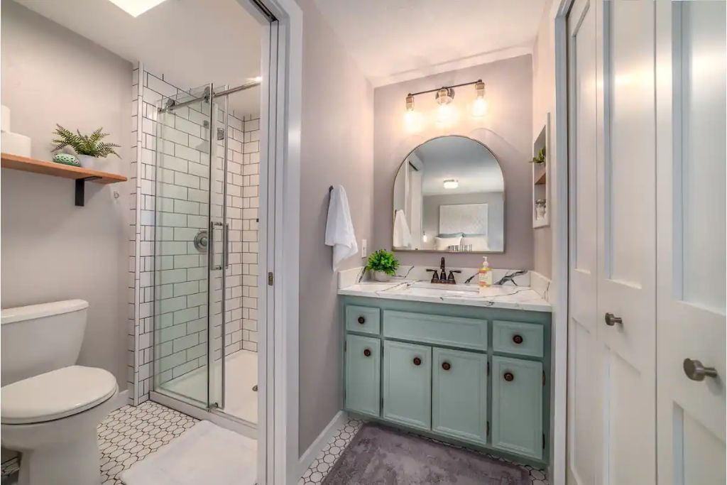 Parkside Home Near Autzen/Hayward, Hot Tub, AC, WIFI, Cable