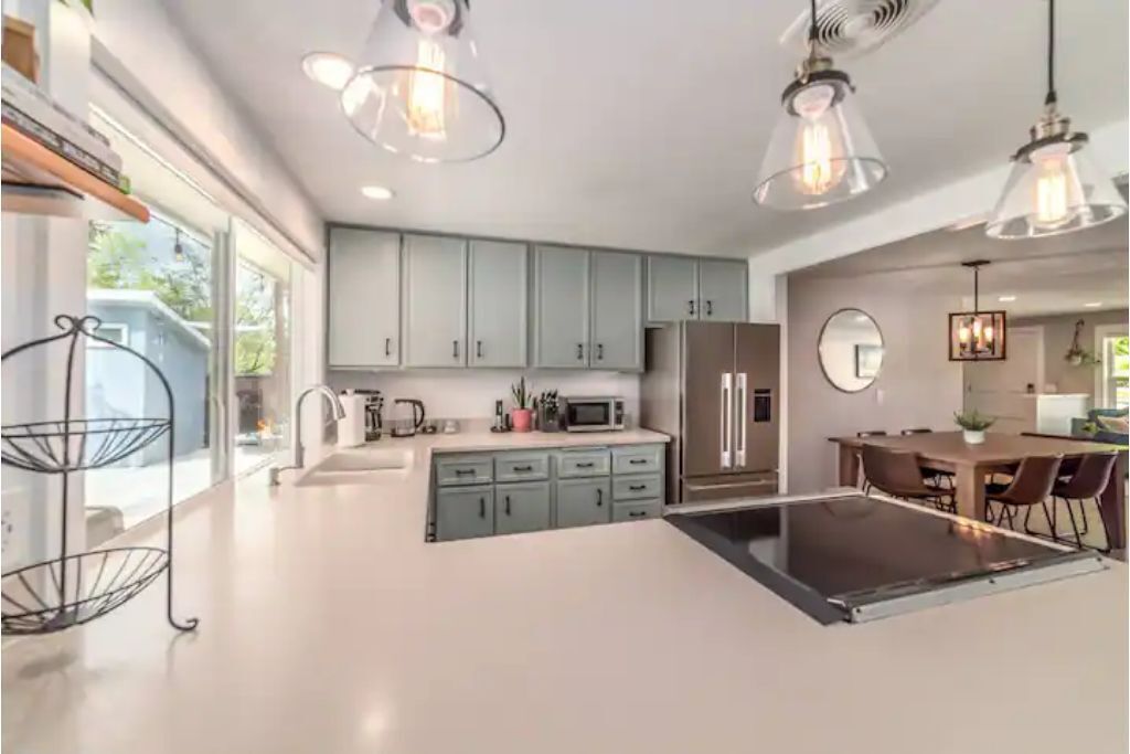 Parkside Home Near Autzen/Hayward, Hot Tub, AC, WIFI, Cable