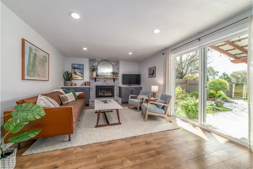 Parkside Home Near Autzen/Hayward, Hot Tub, AC, WIFI, Cable