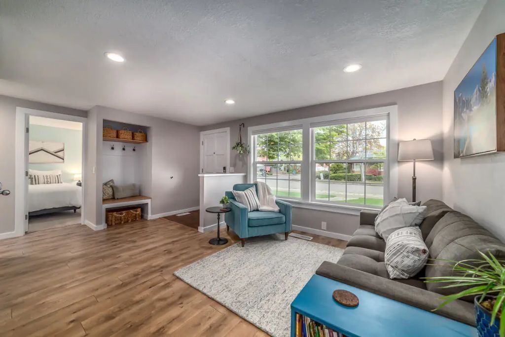 Parkside Home Near Autzen/Hayward, Hot Tub, AC, WIFI, Cable