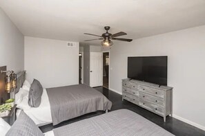 3 habitaciones, tabla de planchar con plancha, wifi y ropa de cama 