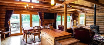 The Cotton Wood lodge- Romantic, Secluded on Stream in the Driftless- Hot Tub
