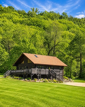 Exterior - Driftless Escape – Secluded Luxury Lodge on Stream with Hot Tub (Ferryville)