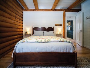 4 soverom, skrivebord, wi-fi (inkludert) og sengetøy