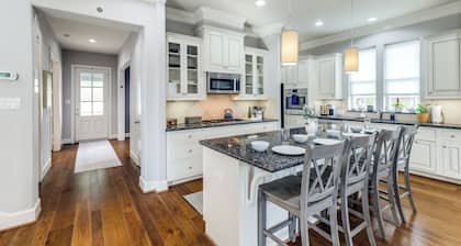 Stylish 5bed-4bath - Gated, King Beds, 3500 sq ft - 5 Min to Downtown