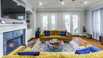 Smart TV, fireplace, books, stereo