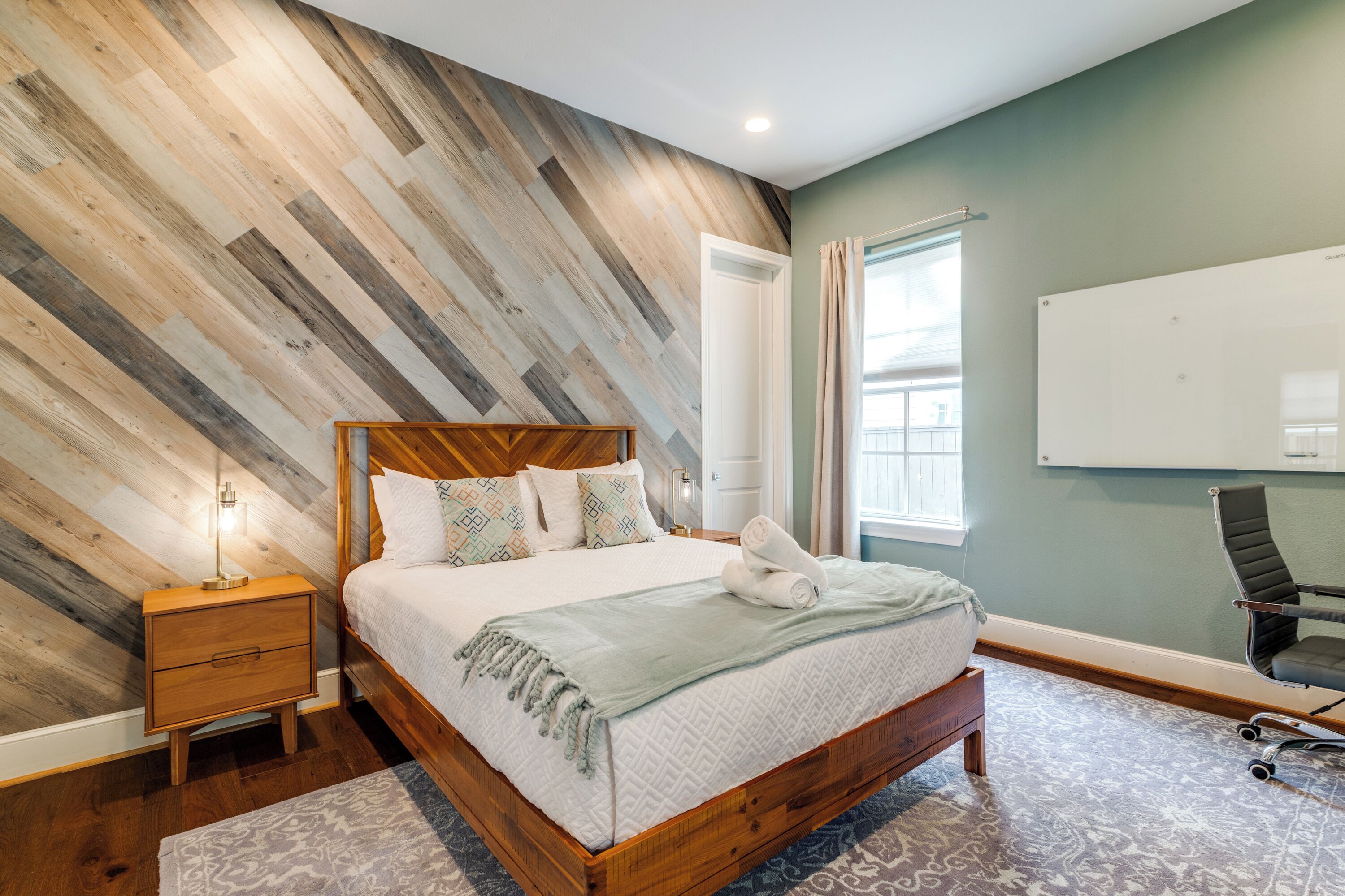 5 dormitorios, escritorio, tabla de planchar con plancha y cuna de viaje