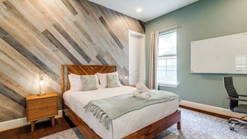 5 dormitorios, escritorio, tabla de planchar con plancha y cuna de viaje