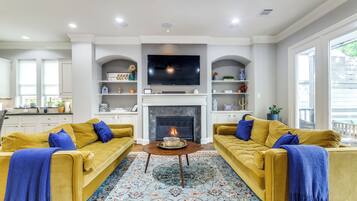 Una Smart TV, una chimenea, libros, un reproductor estéreo