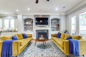 TV connectée, cheminée, livres, chaîne hi-fi