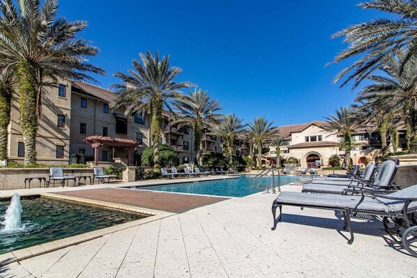 Alberca al aire libre y alberca climatizada