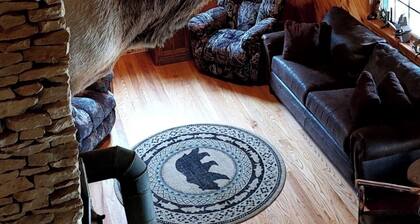 Charming Private Cabin that is cozy and quiet. Sleeps 7 with two bathrooms.