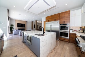 Private kitchen - New Private Resort Style House!!! Big Back Yard And Heated Pool (Los Angeles)