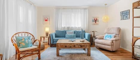 Smart-tv, ett bordtennisbord och böcker