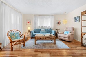 Smart TV, table tennis, books - Vibrant Tropical Escape – Just Minutes from the Beach + Serene, Fenced Yard! (Largo)