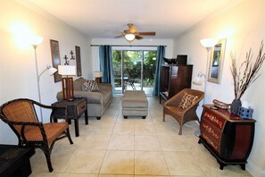 Condo, 2 habitaciones | Sala de estar | Televisión de 36 pulgadas con canales por cable 