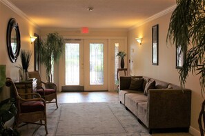 Condo, 2 habitaciones | Sala de estar | Televisión de 36 pulgadas con canales por cable 