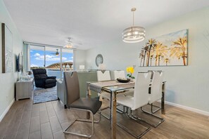 Condo, 2 quartos | Cozinha privada | Fogão, cooktop, lava-louças, mesas de jantar