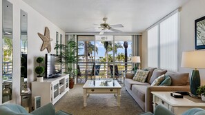 Living room - Bahia Vista by Sandy Beach Vacations (St. Petersburg)