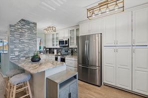 Condo, 2 quartos | Cozinha privada | Fogão, cooktop, lava-louças, mesas de jantar