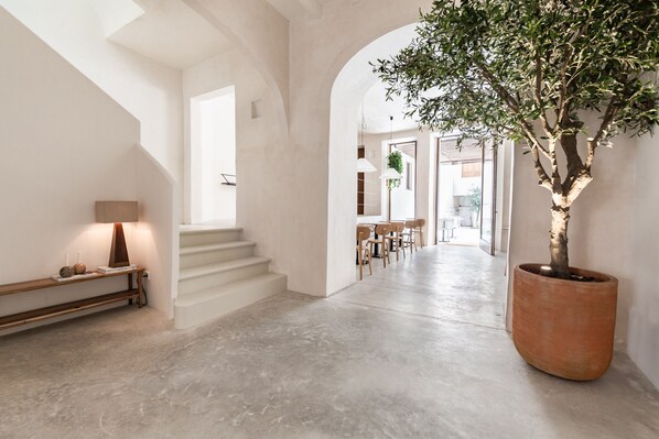 Coin salon dans le hall