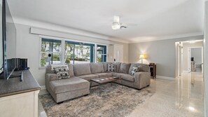 Casa, 4 camere da letto | Soggiorno | TV 36 pollici con canali via cavo