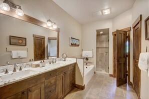Hair dryer, towels - Elegant 3 Bedroom Townhome with Fireplace (Breckenridge)